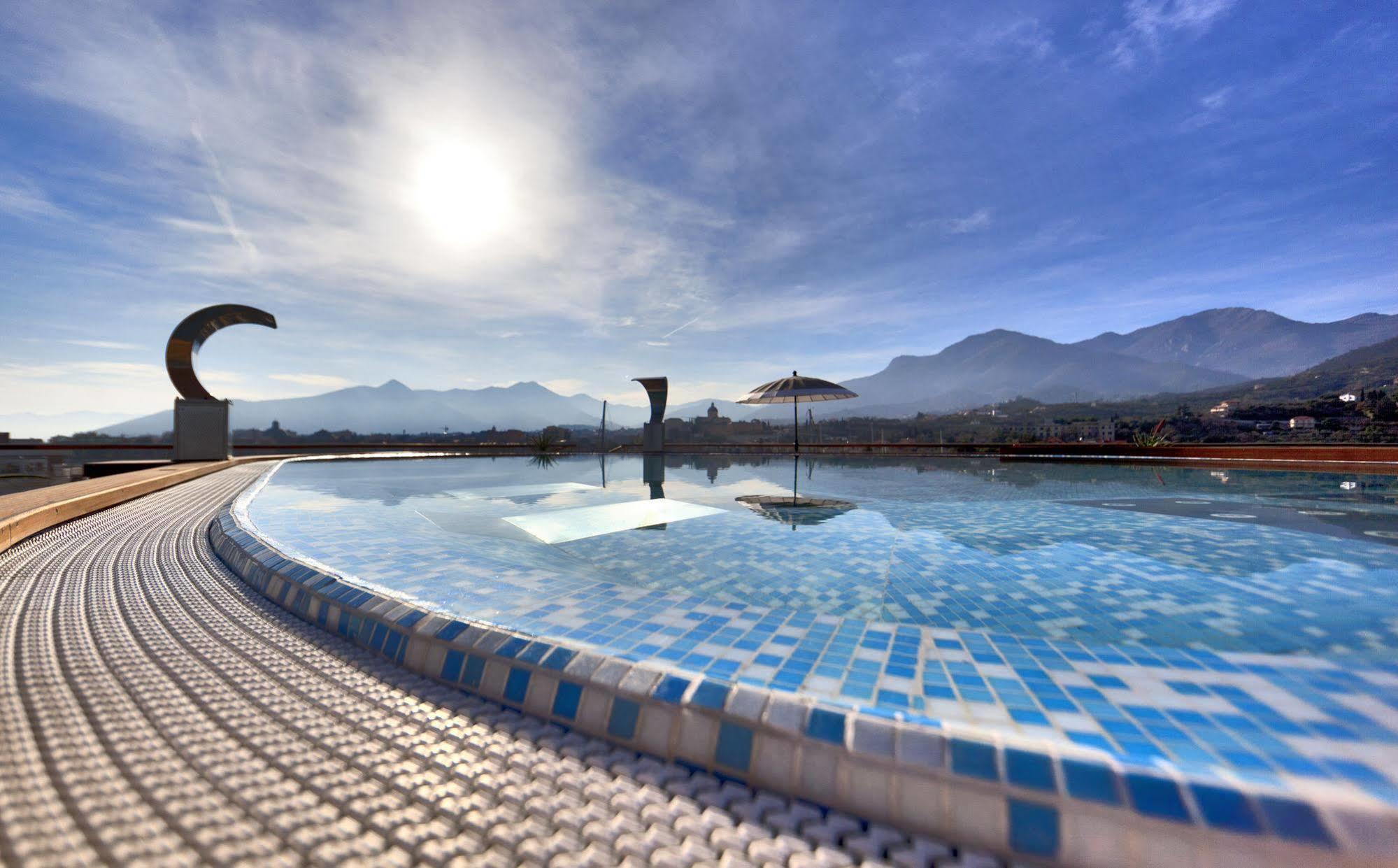 Hotel Yacht Club Marina Di Loano Exterior foto