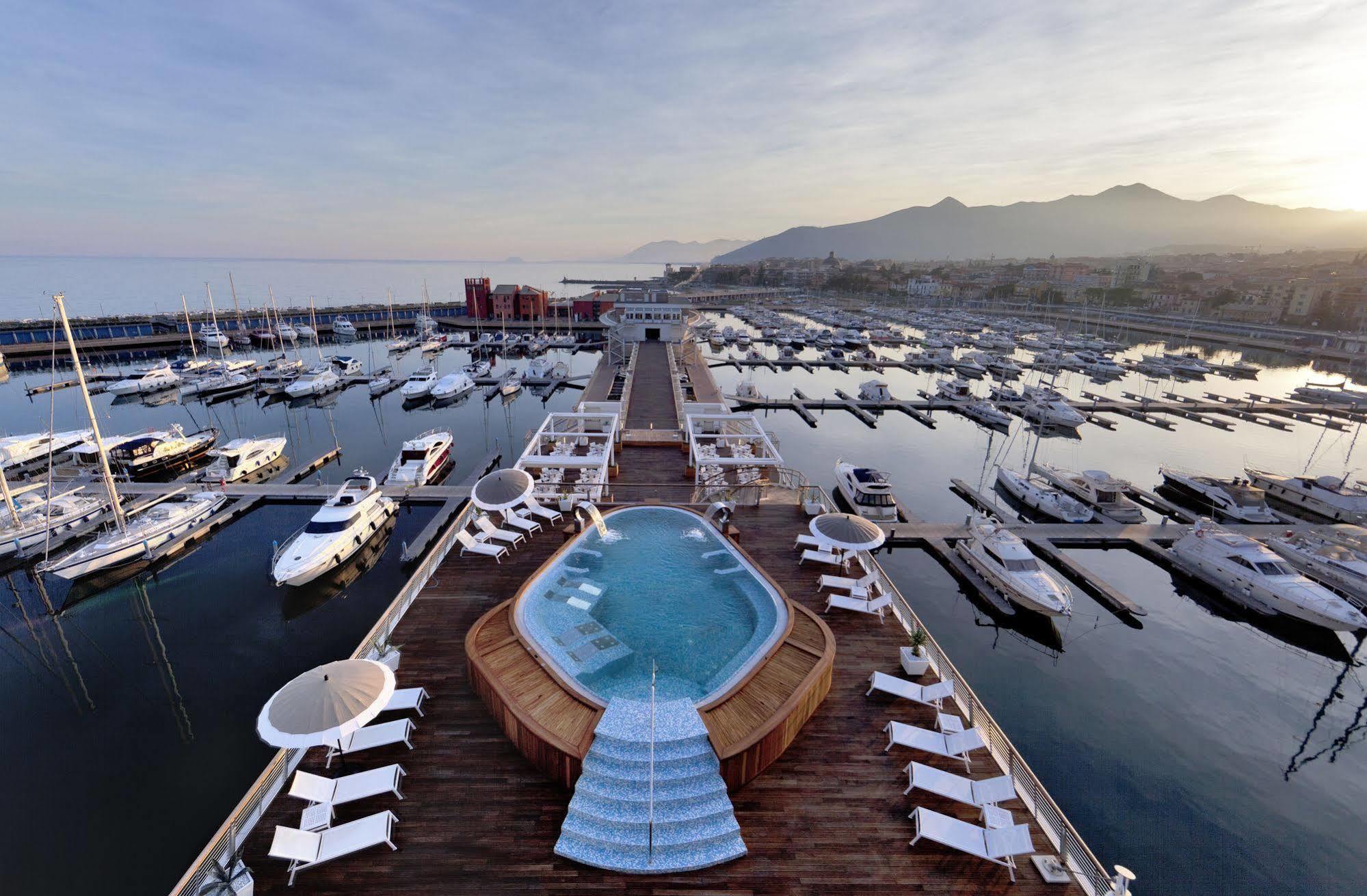 Hotel Yacht Club Marina Di Loano Exterior foto